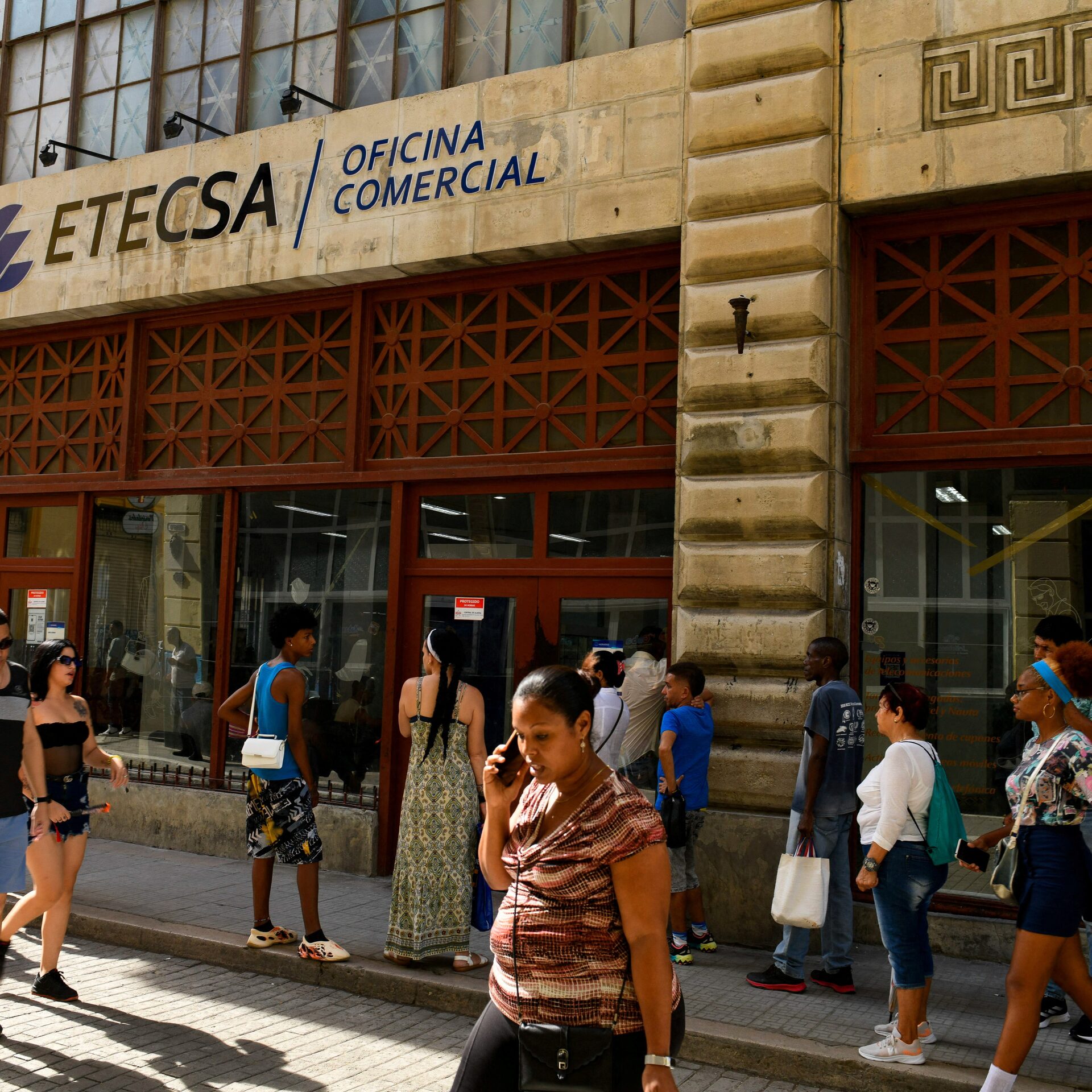 Cuban Students Reject Dollarization